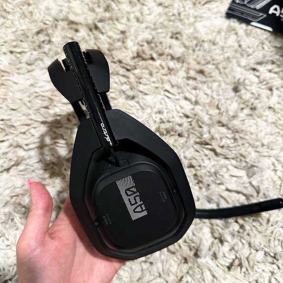 Astro A50 wireless headset with charging base - Picture 4 of 4
